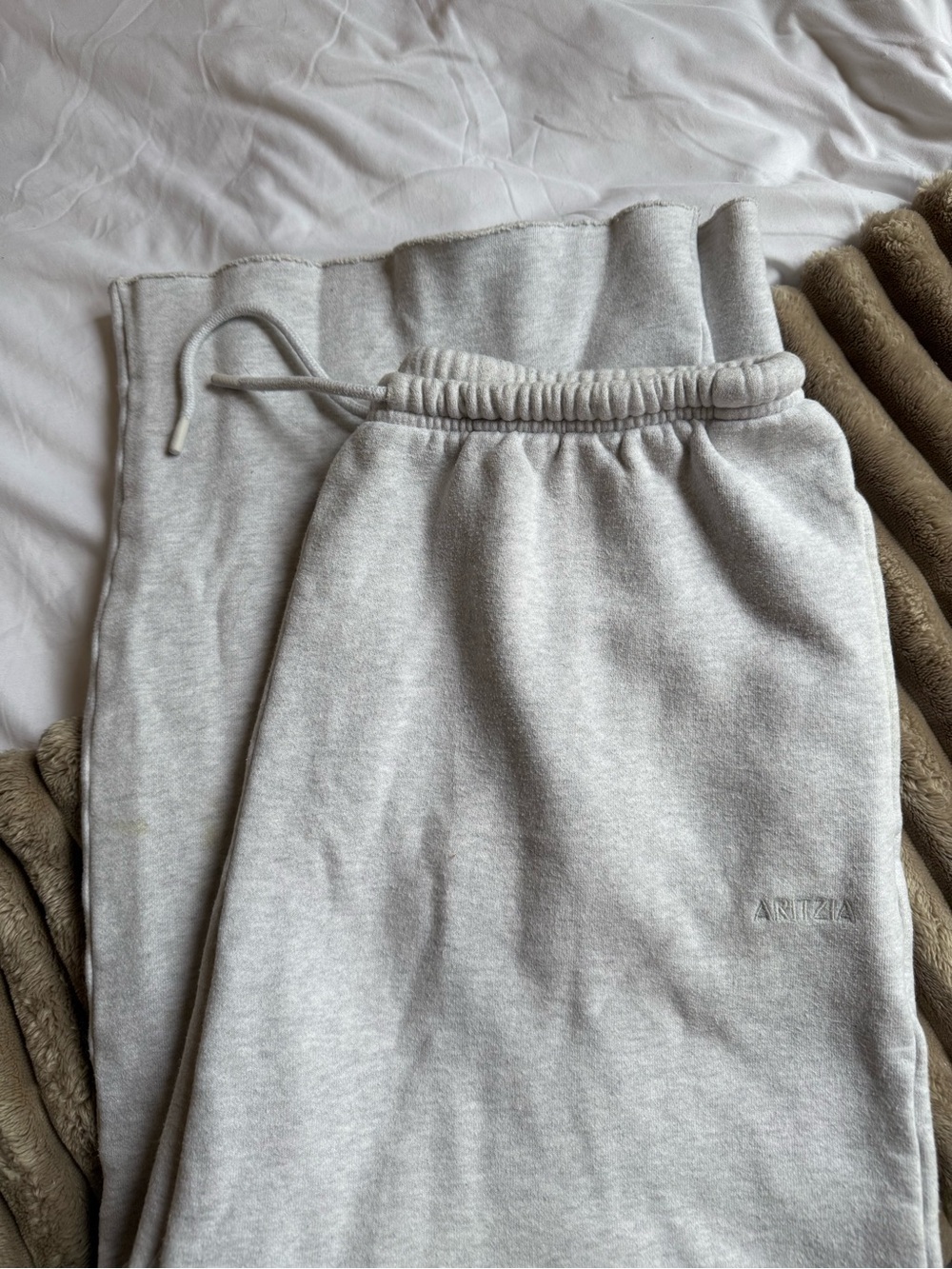 Aritzia Mega Flutter Sweatpants